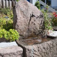 Abkühlung gefällig? Unser Brunnen im Garten.