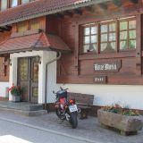 Motorrad am Gästehaus Maria